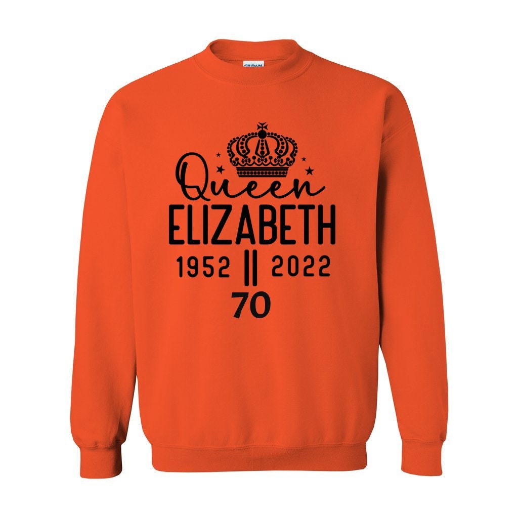 Unisex Heavy Blend Crewneck Queen Elizabeth II Sweatshirt, Royal British Sweatshirt, End of Era Top, 1952-2022 Top