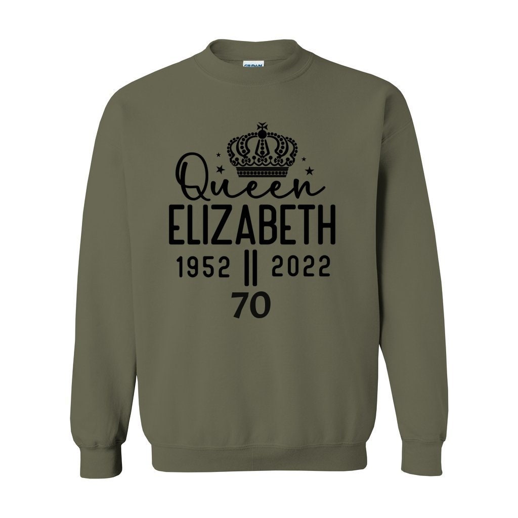 Unisex Heavy Blend Crewneck Queen Elizabeth II Sweatshirt, Royal British Sweatshirt, End of Era Top, 1952-2022 Top